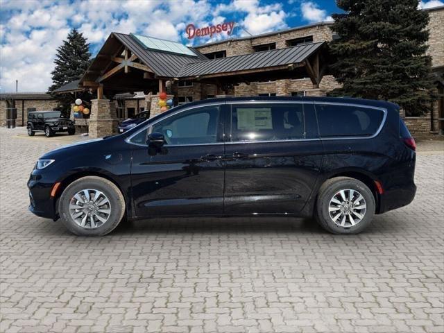 new 2025 Chrysler Pacifica Hybrid car, priced at $46,530