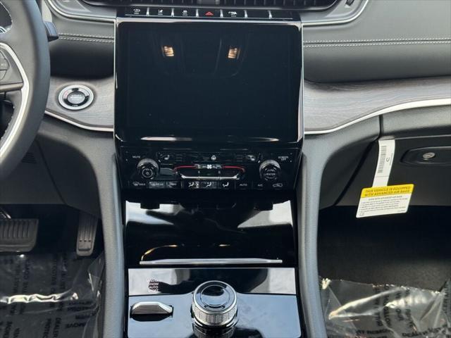 new 2025 Jeep Grand Cherokee car, priced at $44,013
