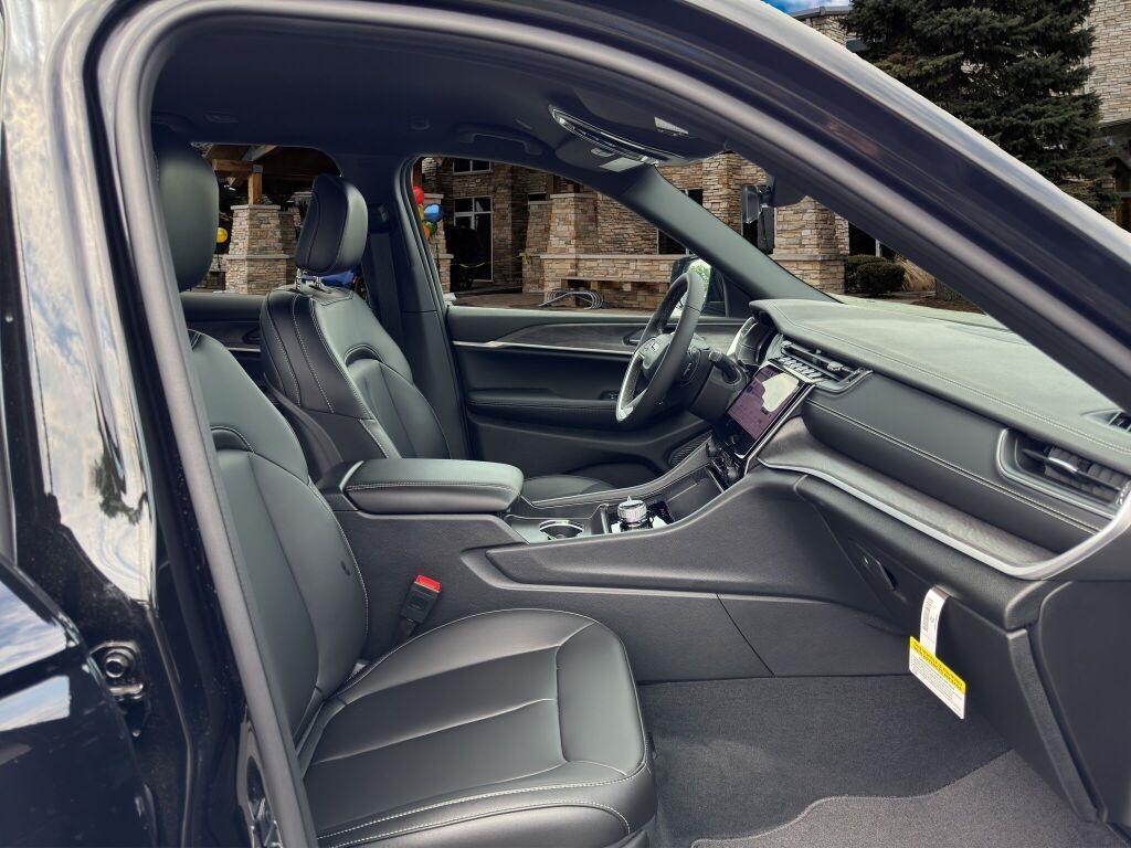 new 2025 Jeep Grand Cherokee car, priced at $43,831