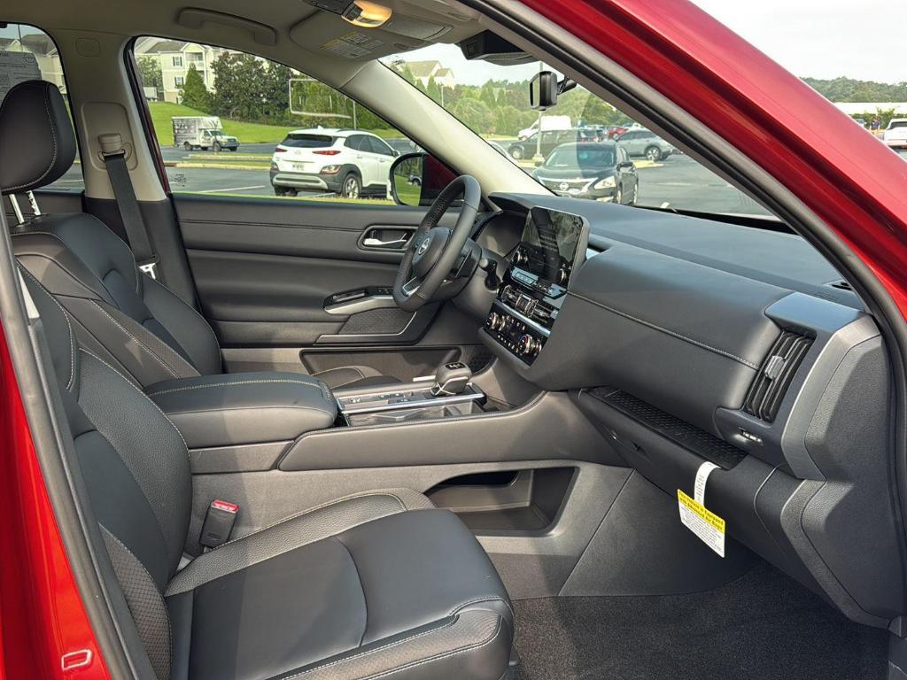 new 2025 Nissan Pathfinder car, priced at $40,721