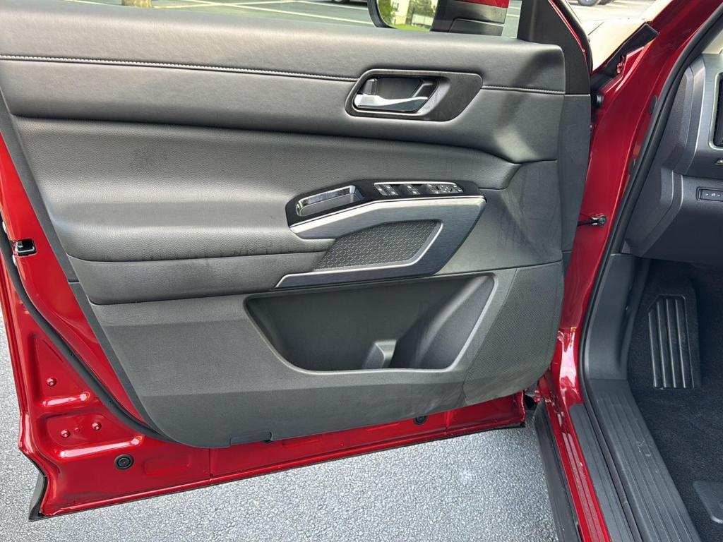 new 2025 Nissan Pathfinder car, priced at $40,721