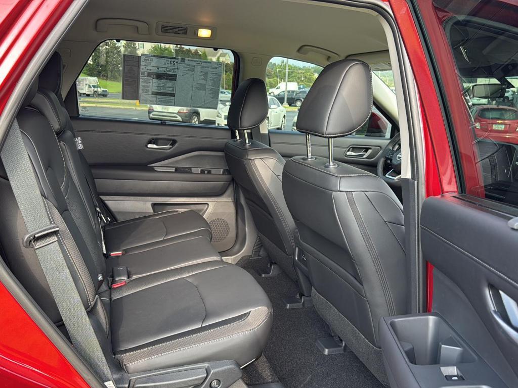 new 2025 Nissan Pathfinder car, priced at $40,721