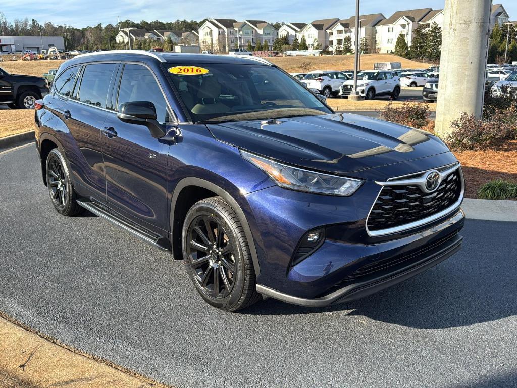 used 2022 Toyota Highlander car, priced at $34,495