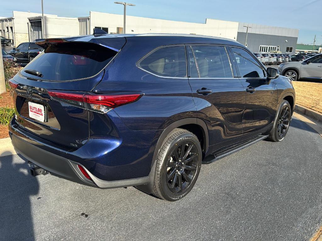 used 2022 Toyota Highlander car, priced at $34,495