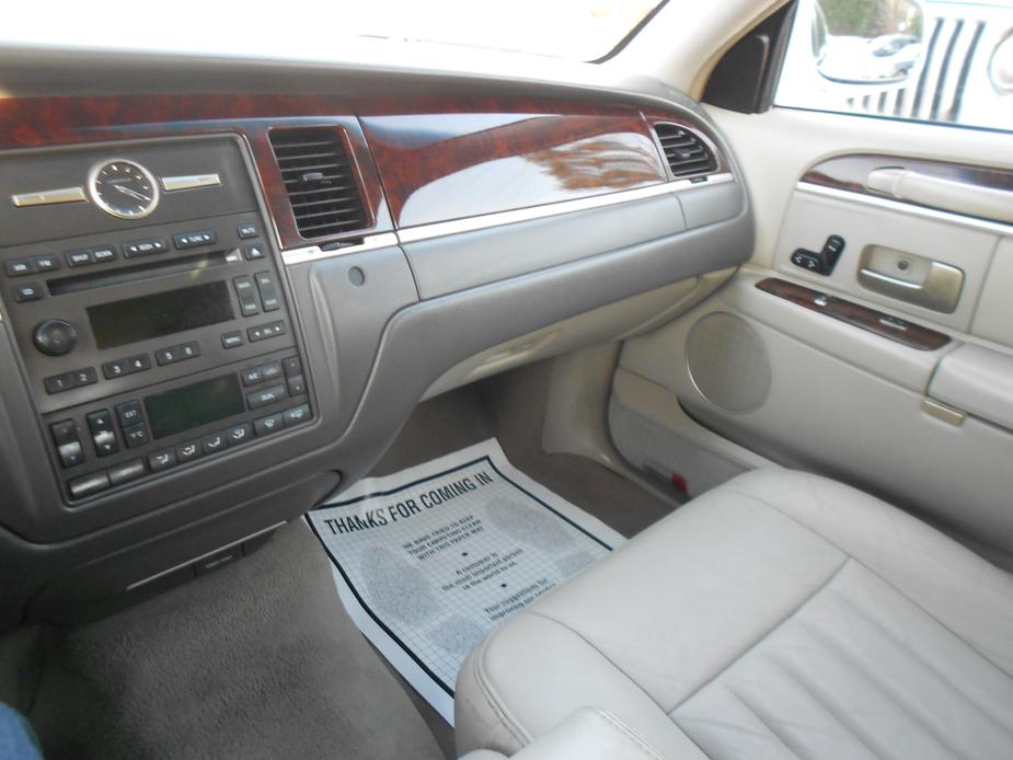 used 2006 Lincoln Town Car car, priced at $9,800
