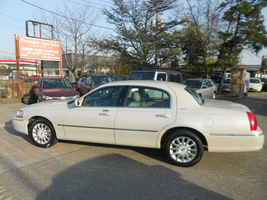 used 2006 Lincoln Town Car car, priced at $9,800