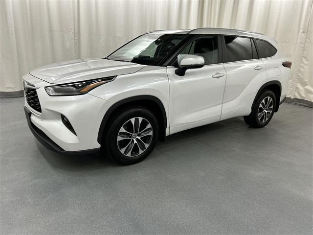 used 2024 Toyota Highlander car, priced at $33,900