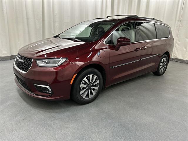 used 2022 Chrysler Pacifica Hybrid car, priced at $25,999