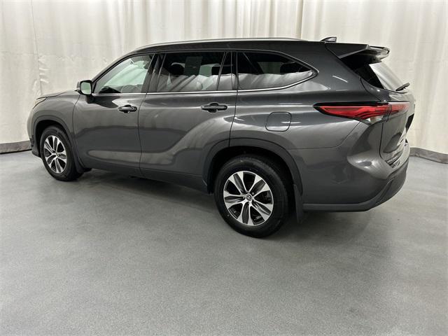 used 2022 Toyota Highlander car, priced at $33,977