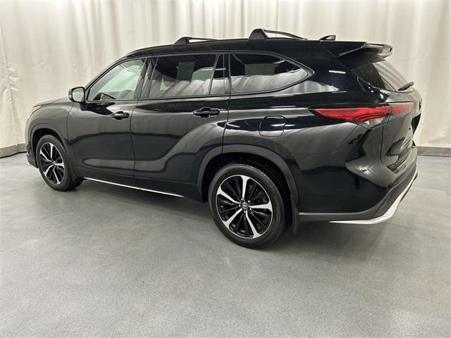 used 2022 Toyota Highlander car, priced at $32,923