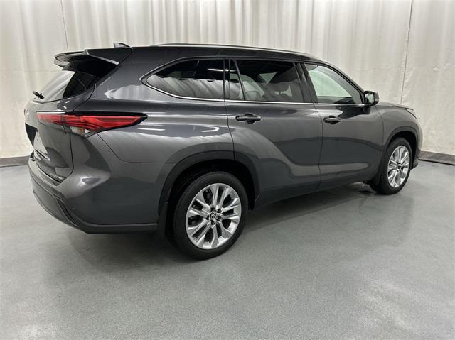 used 2022 Toyota Highlander car, priced at $36,884