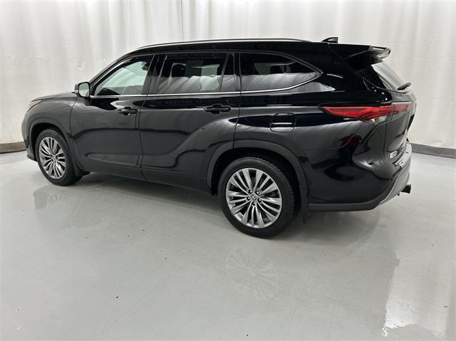 used 2021 Toyota Highlander car, priced at $34,990