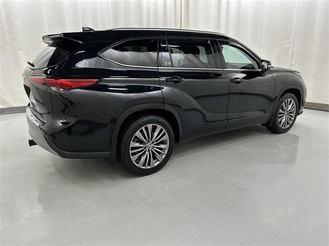 used 2021 Toyota Highlander car, priced at $34,990