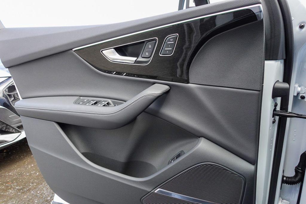 new 2025 Audi Q7 car, priced at $66,462