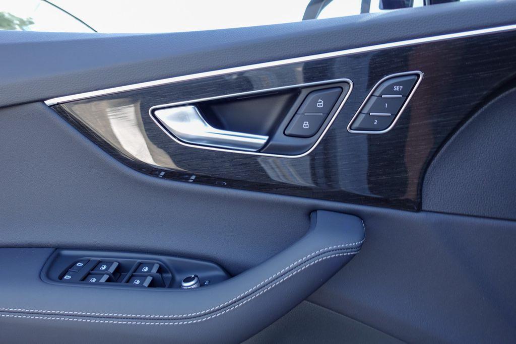 new 2025 Audi Q7 car, priced at $72,660