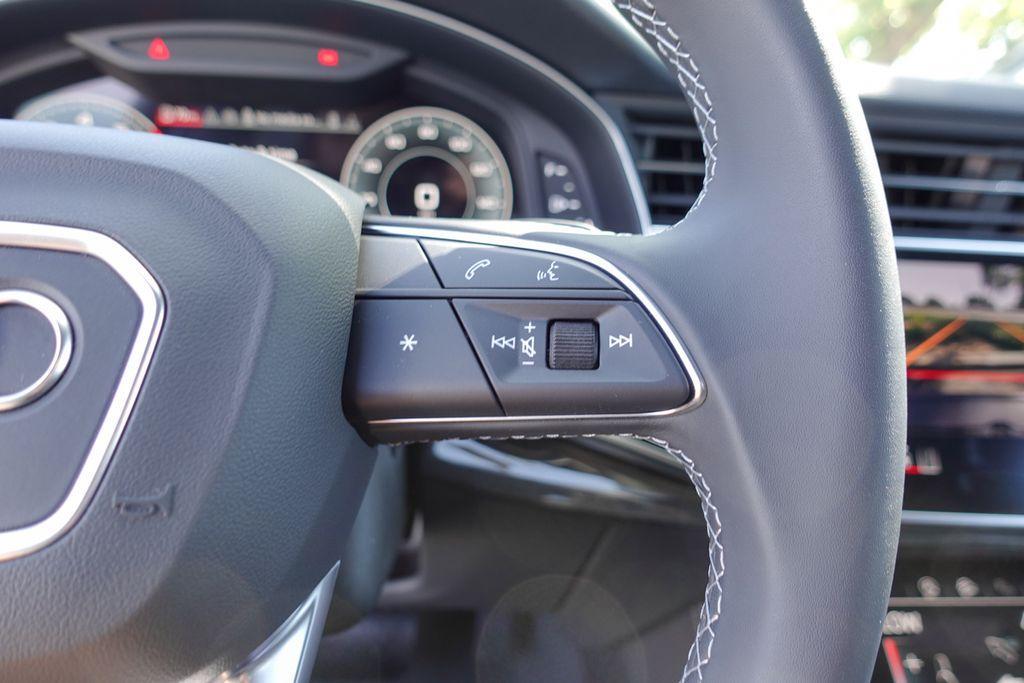 new 2025 Audi Q7 car, priced at $72,660