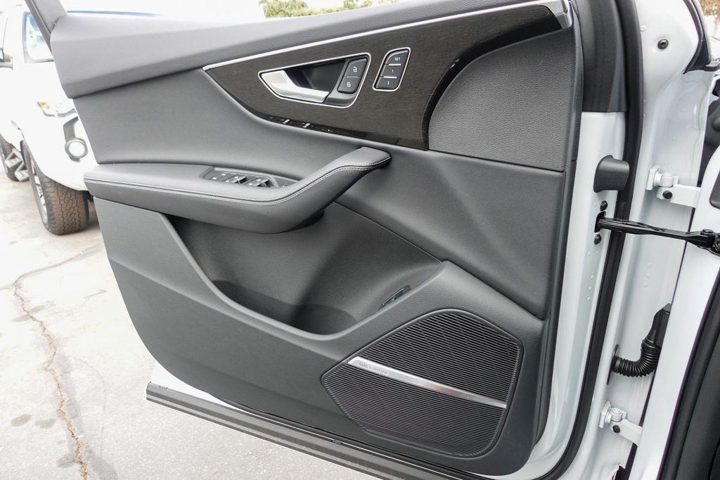 new 2025 Audi Q7 car, priced at $61,870
