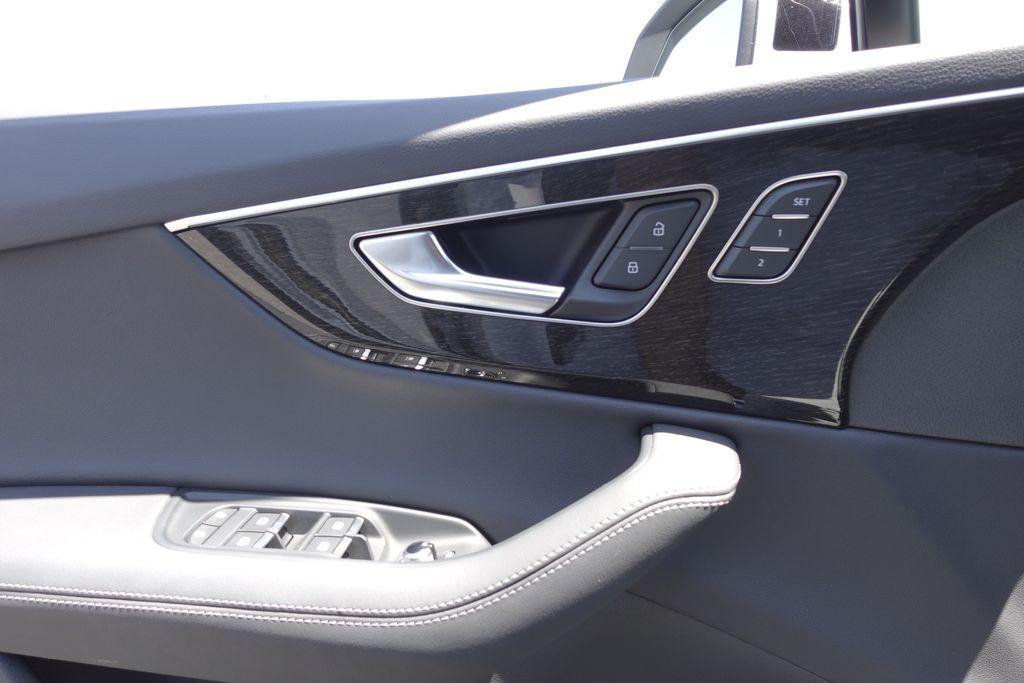 new 2025 Audi Q7 car, priced at $67,250