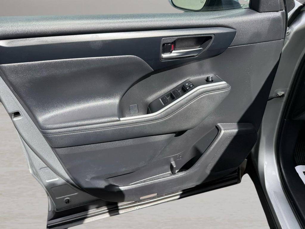 used 2021 Toyota Highlander car, priced at $36,900