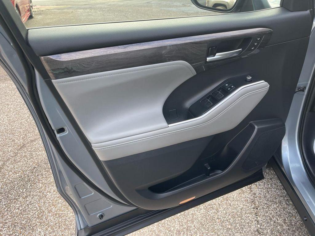 used 2021 Toyota Highlander Hybrid car, priced at $29,999