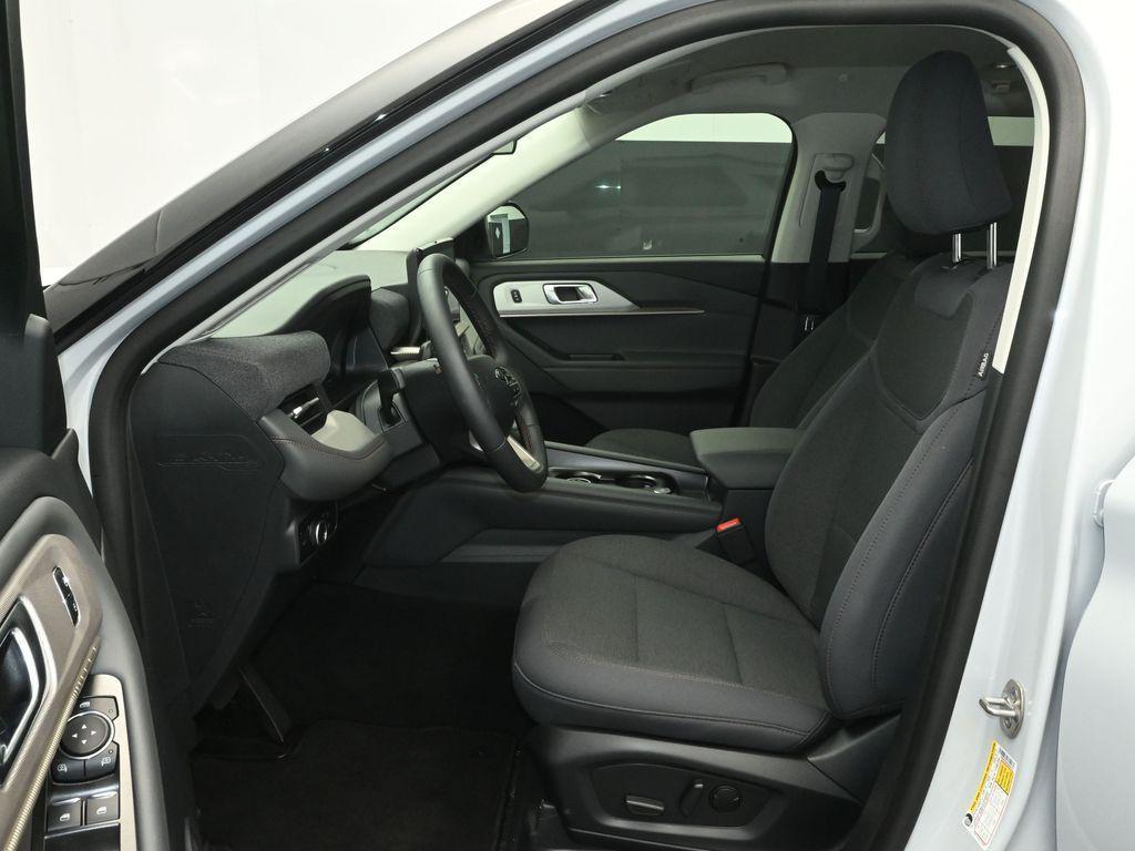 new 2025 Ford Explorer car, priced at $39,000