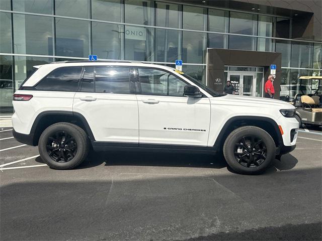 used 2024 Jeep Grand Cherokee car, priced at $39,585