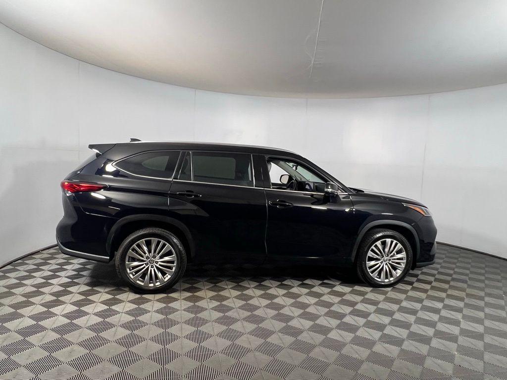 used 2022 Toyota Highlander car, priced at $33,273
