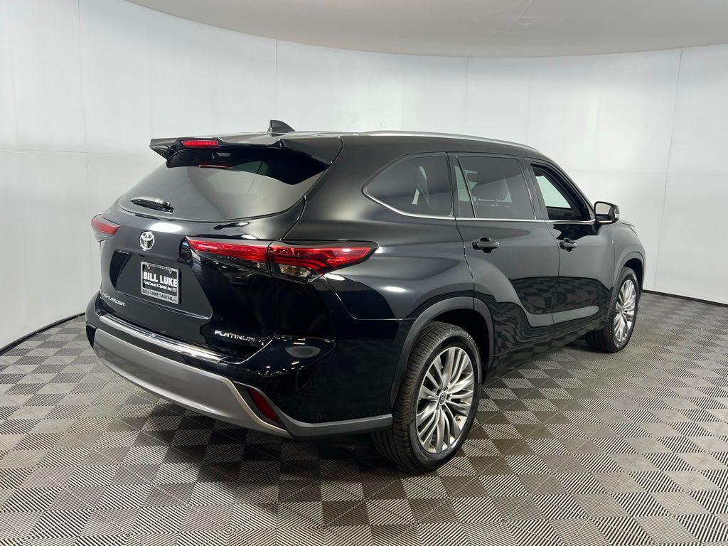 used 2022 Toyota Highlander car, priced at $33,273