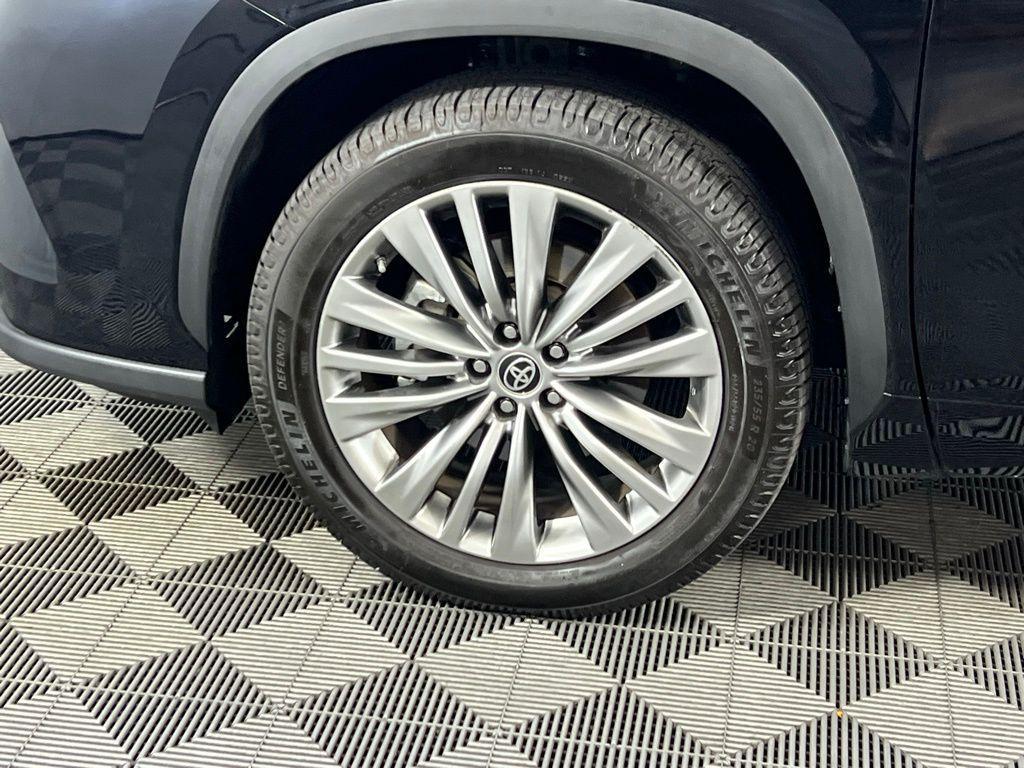 used 2022 Toyota Highlander car, priced at $33,273