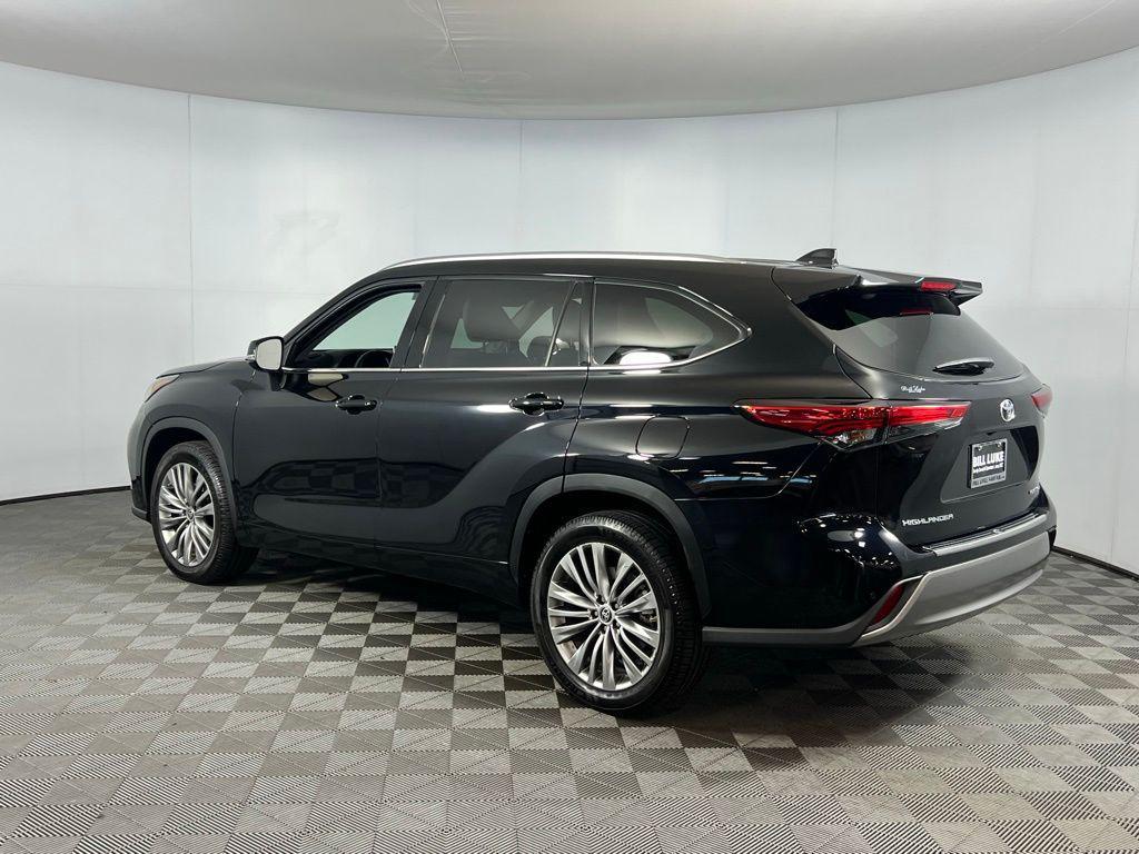 used 2022 Toyota Highlander car, priced at $33,273