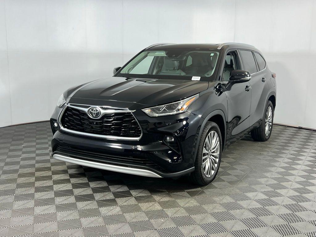 used 2022 Toyota Highlander car, priced at $33,273