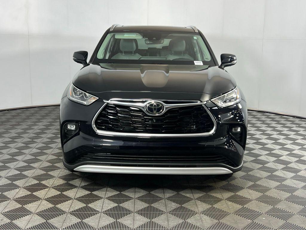 used 2022 Toyota Highlander car, priced at $33,273