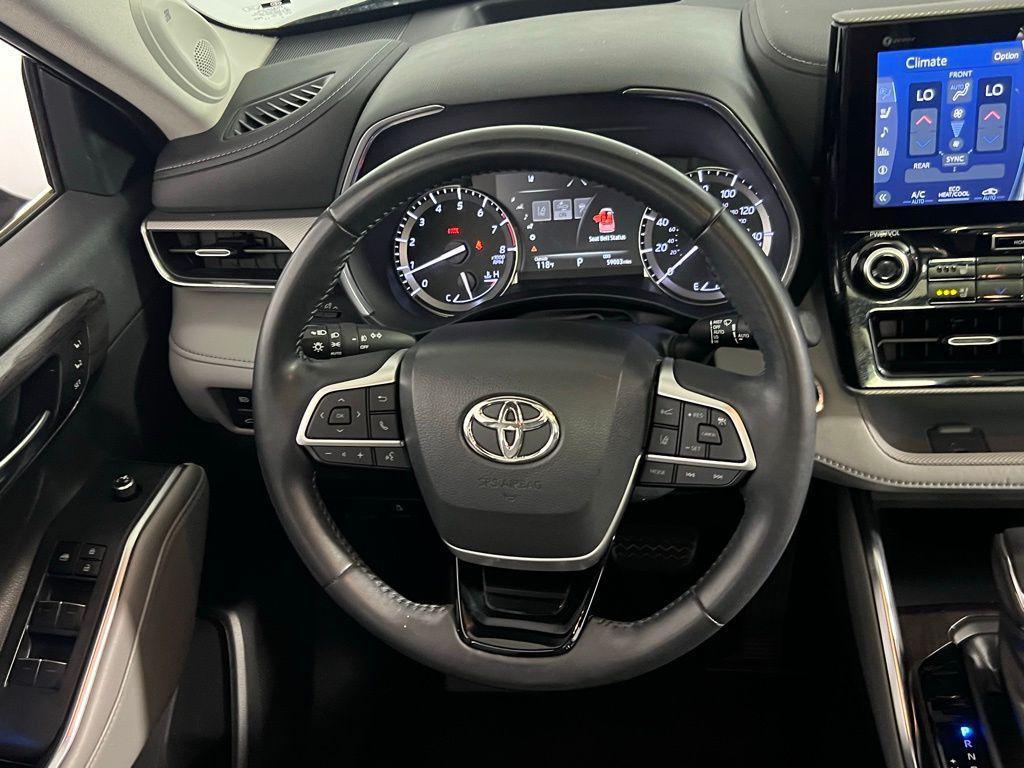 used 2022 Toyota Highlander car, priced at $33,273