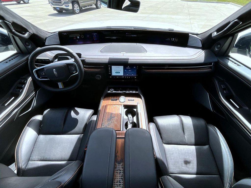 new 2025 Lincoln Navigator car, priced at $120,239