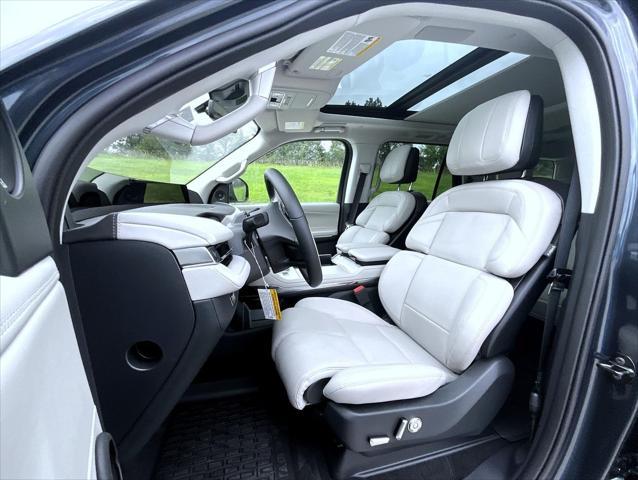 new 2025 Lincoln Navigator car, priced at $106,604
