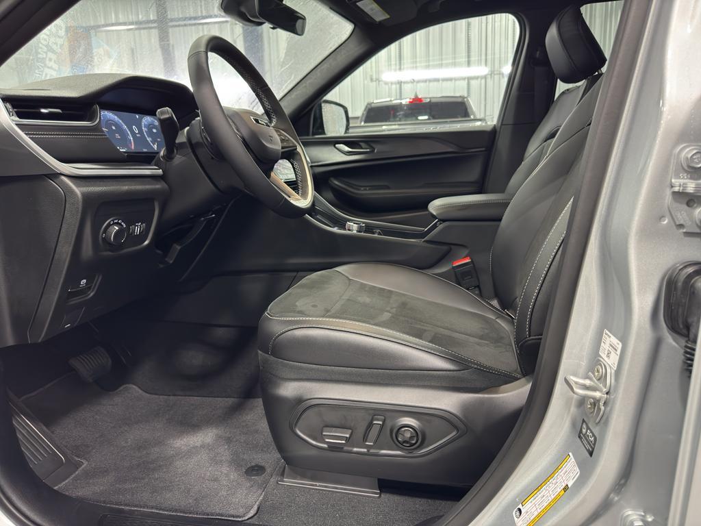used 2025 Jeep Grand Cherokee L car, priced at $39,969