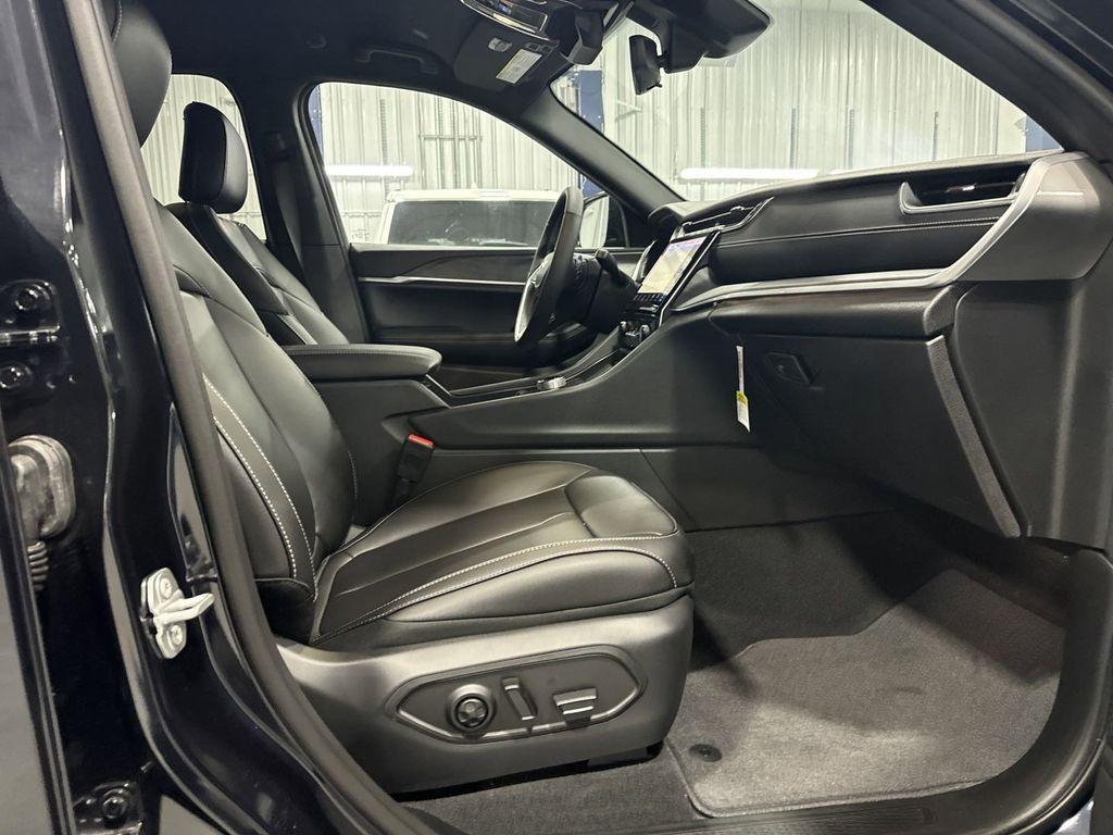 new 2024 Jeep Grand Cherokee car, priced at $42,800