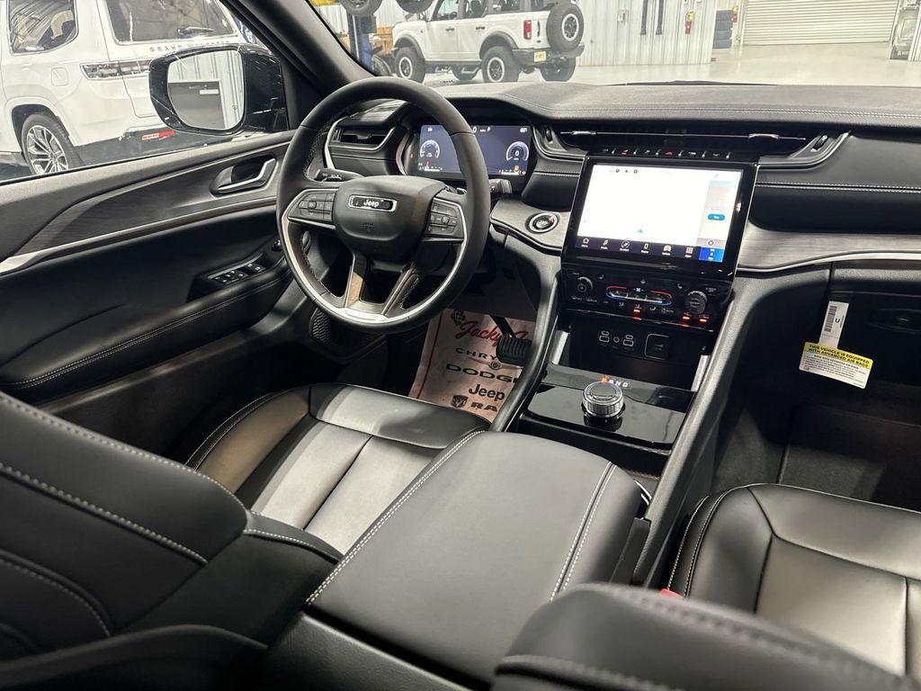 new 2024 Jeep Grand Cherokee car, priced at $42,800