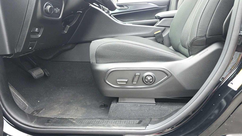 new 2025 Jeep Grand Cherokee car, priced at $41,302