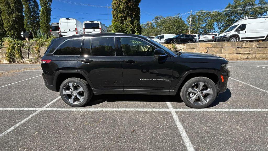 new 2025 Jeep Grand Cherokee car, priced at $51,550