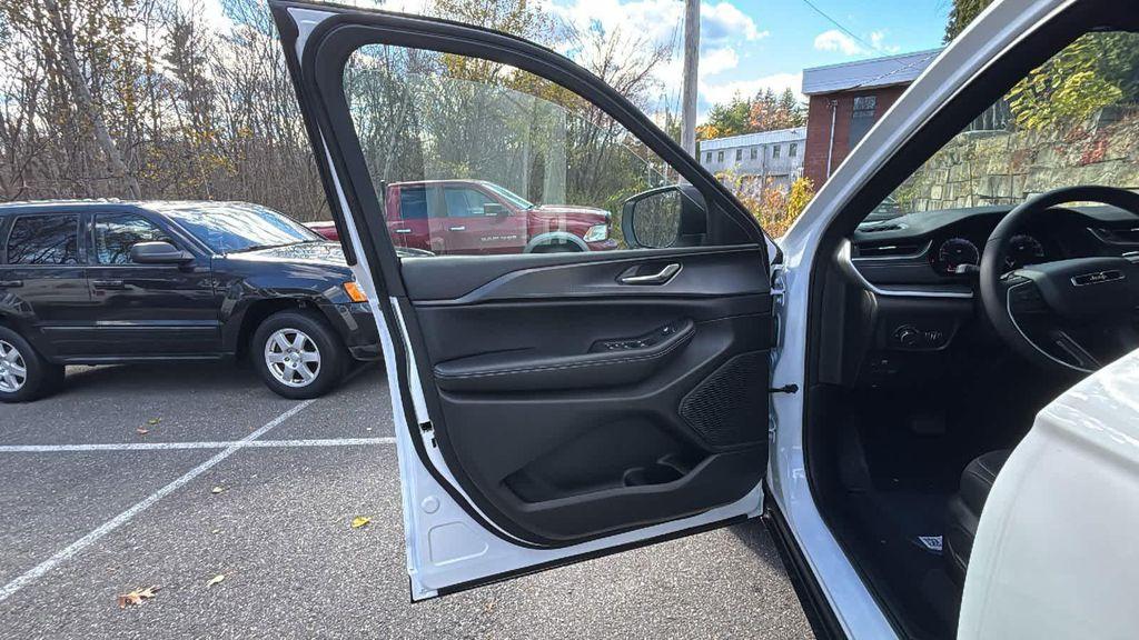 new 2025 Jeep Grand Cherokee car, priced at $40,447