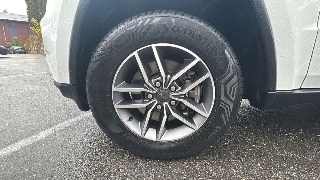 used 2022 Jeep Grand Cherokee car, priced at $29,977