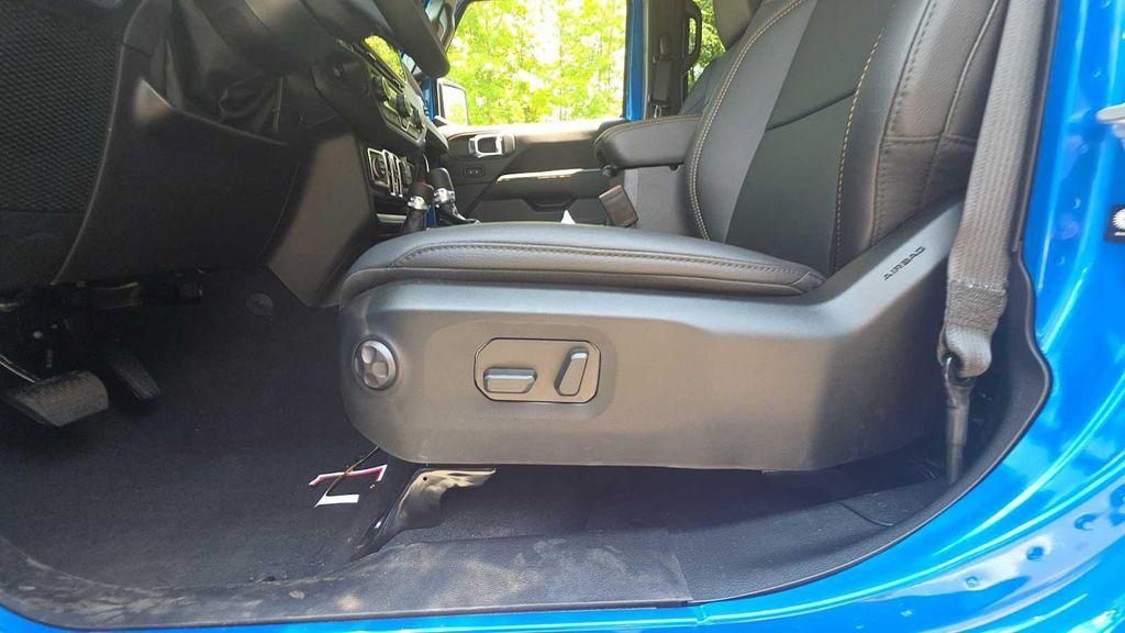 new 2025 Jeep Gladiator car, priced at $51,062
