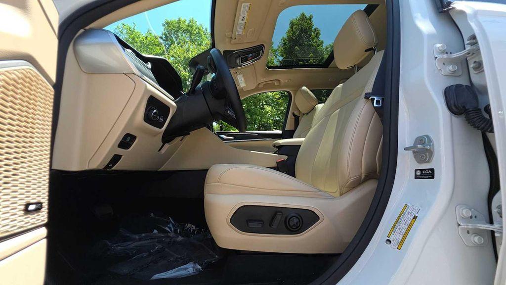 used 2022 Jeep Grand Cherokee car, priced at $34,979