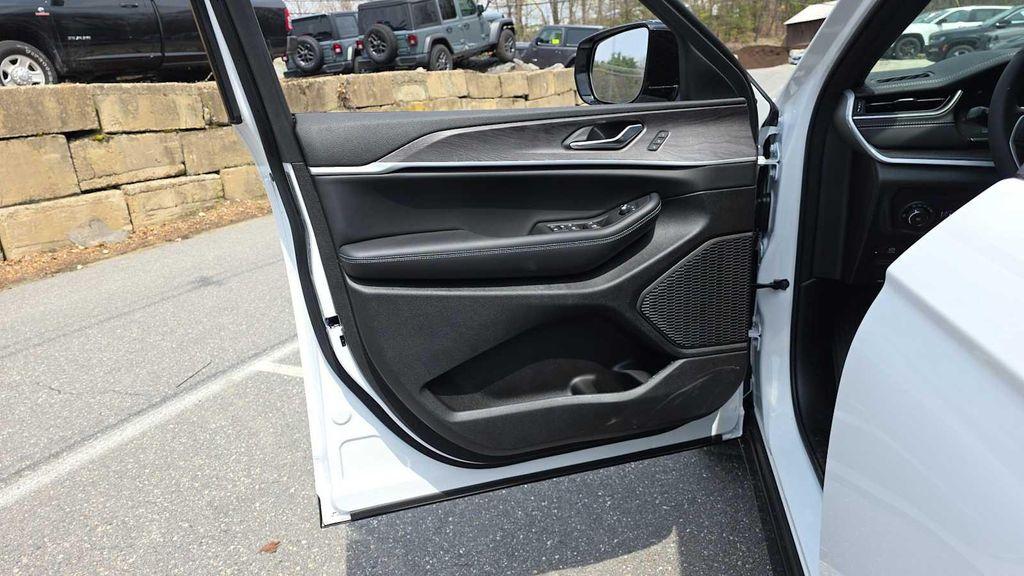 new 2025 Jeep Grand Cherokee car, priced at $48,047
