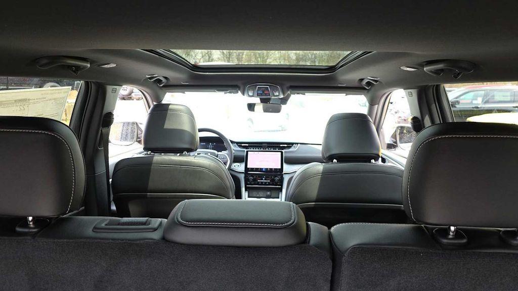 new 2025 Jeep Grand Cherokee car, priced at $48,047