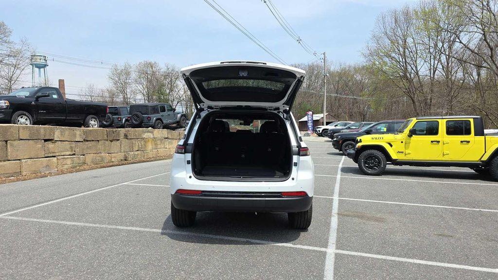 new 2025 Jeep Grand Cherokee car, priced at $48,047