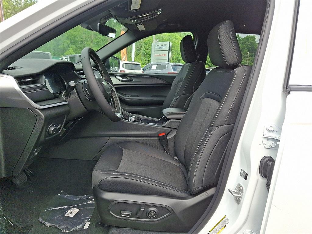 new 2025 Jeep Grand Cherokee car, priced at $38,848