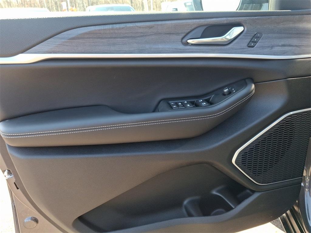 new 2025 Jeep Grand Cherokee L car, priced at $49,052
