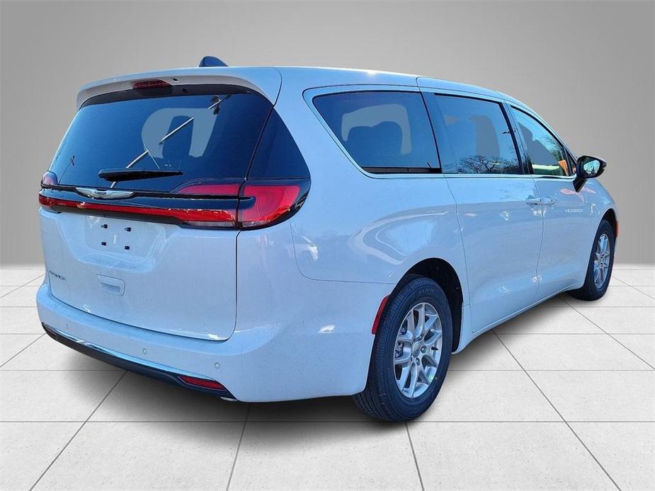new 2024 Chrysler Pacifica car, priced at $38,902